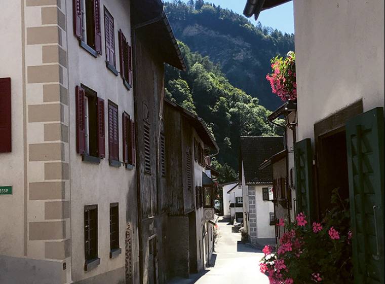 NADELÖHR IM DORF JENINS.