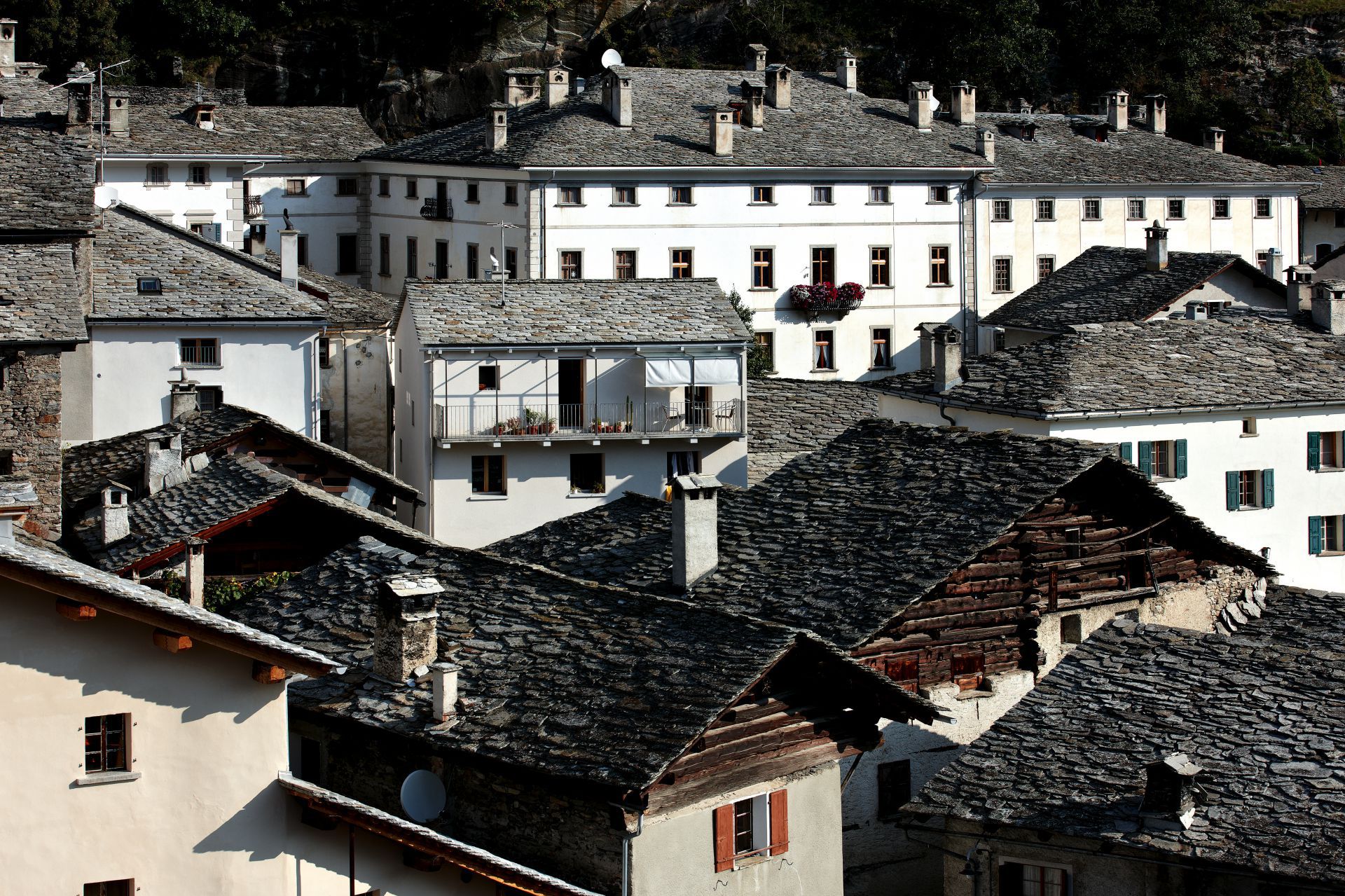 Grosse Geste im kleinräumigen Dorf. Dach- und Fassadenlandschaft von Soglio.