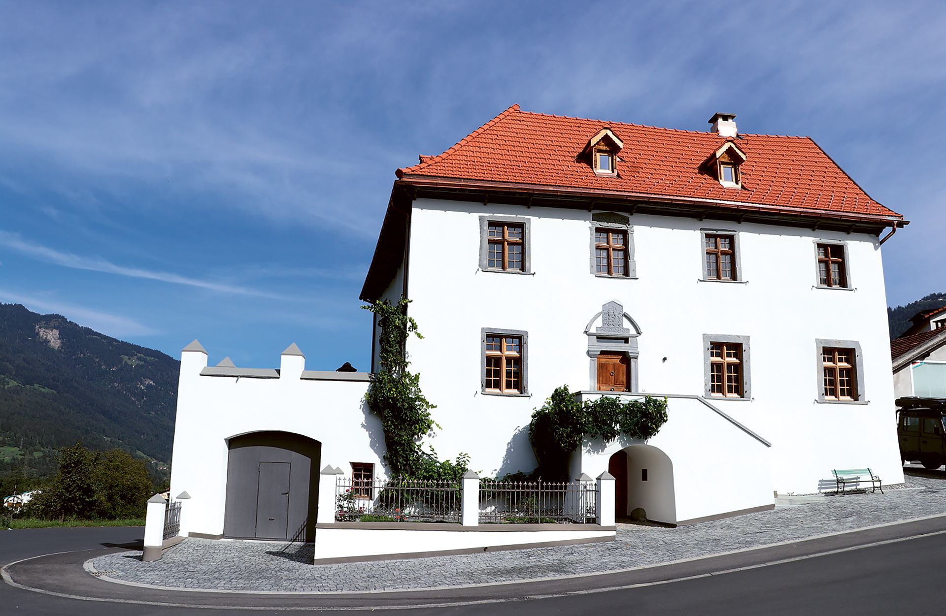 Das stattliche Patrizierhaus in Pratval aus dem 16. Jahrhundert diente früher Gutsherren.  