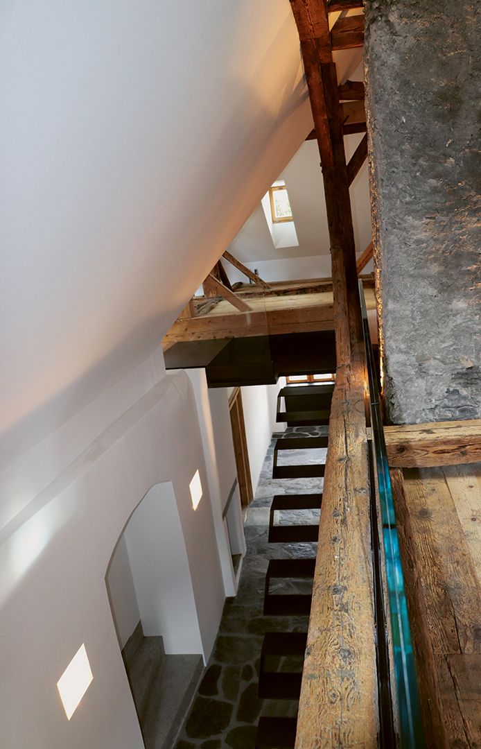 Die moderne Stahltreppe fügt sich leicht in die alte Bausubstanz ein.