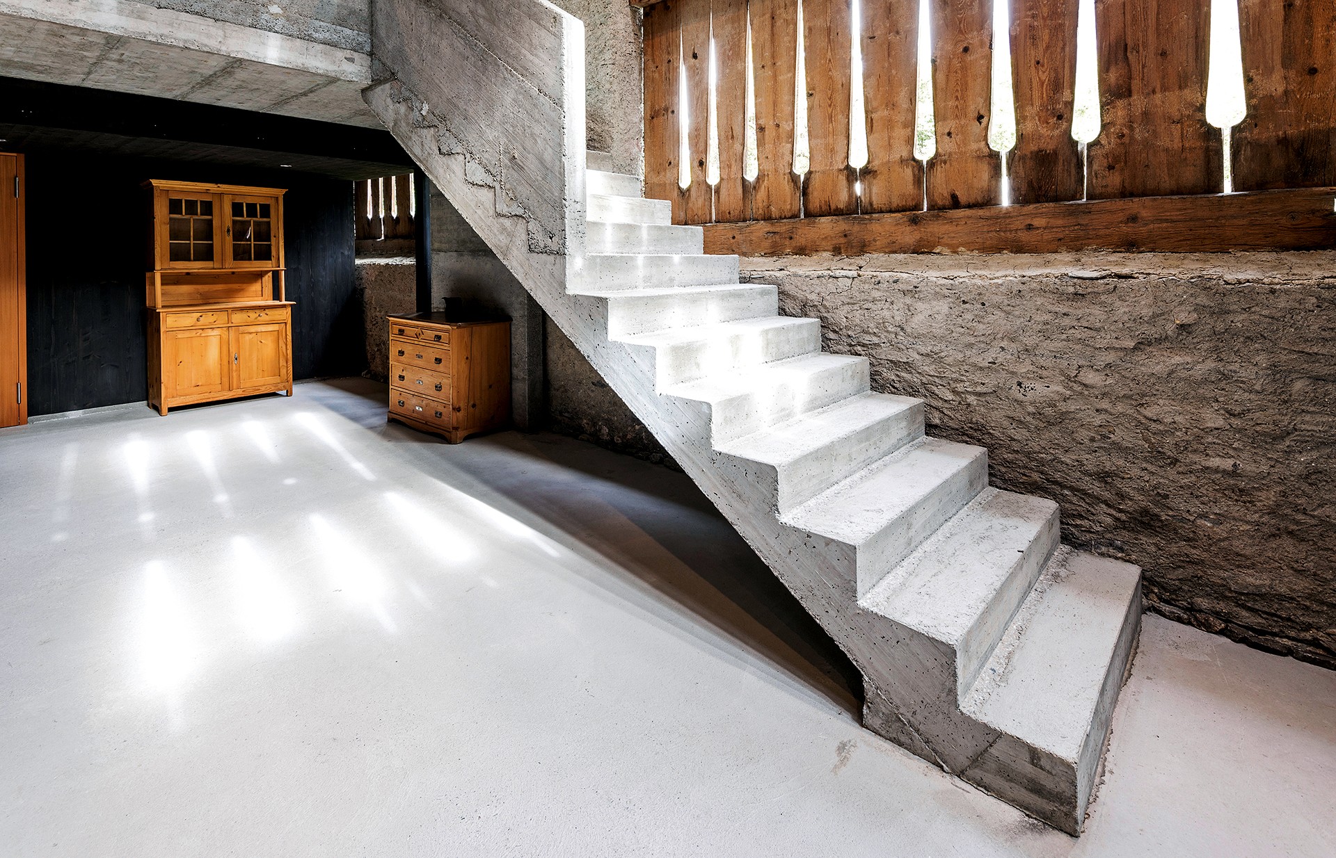 Verborgenes Bijou hinter altem Holz.